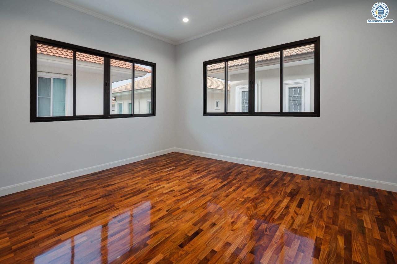 บ้านมือสองตกแต่งใหม่ ม.ภัสสร7 รัตนาธิเบศร์ พื้นที่กว้างกว่า 58.9 ตร.ว. รองรับทุกความสุข ฟังก์ชัน 3 ห้องนอน 3 ห้องน้ำ 2 ห้องอเนกประสงค์ จอดรถได้ 2 คัน บนทำเลเดินทางสะดวก ติดถนนใหญ่ ใกล้รถไฟฟ้า "สถานีบางพลู" เพียง 400 ม.